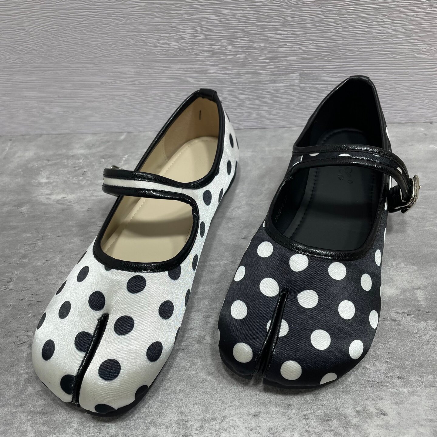 断码处理设计感波点单鞋女春夏新款一字带分趾鞋平底小众芭蕾舞鞋