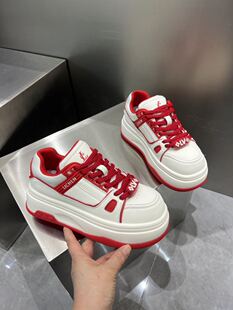 中国红～好看！乐萱实体店同售鞋2026春新款时尚休闲舒适厚底板鞋