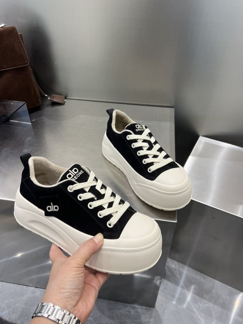 乐萱～真皮加绒小白鞋女2025新款复古百搭学院风魔术贴休闲板鞋