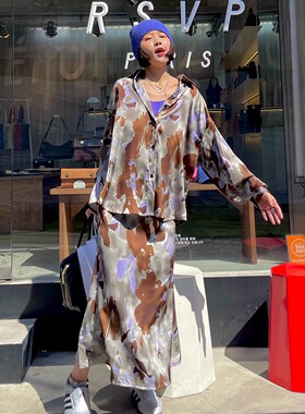 典藏品艺术晕染风味解读 明媚靓丽扎染丝缎质感垂顺飘逸衬衫A字裙