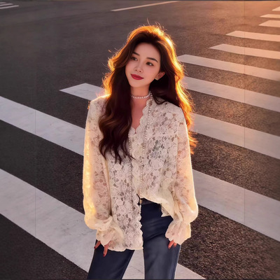 白色通勤复古蕾丝灯笼袖上衣