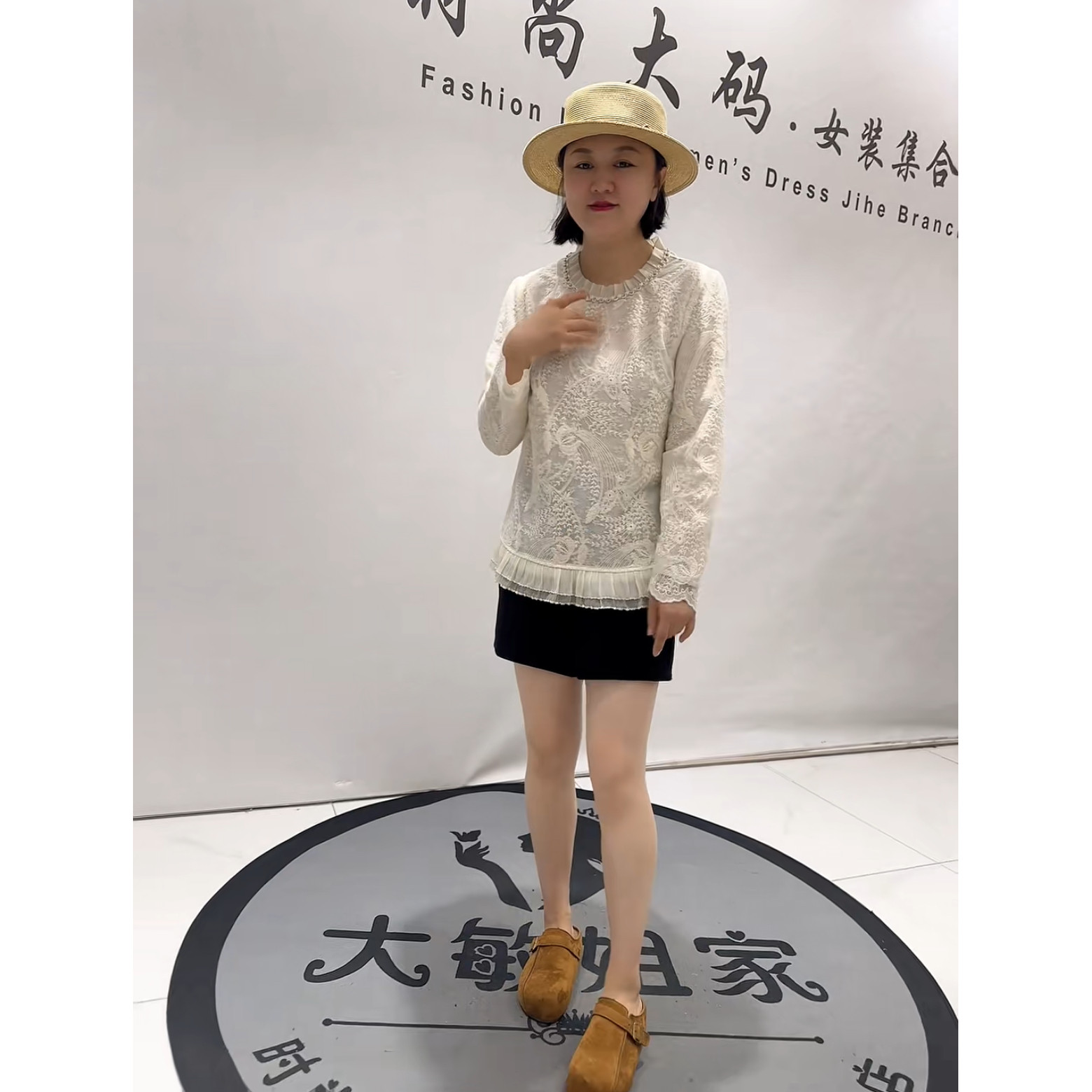 8056芮娜依莲初秋季新款加肥加大码女装通勤立体剪裁减龄蕾丝小衫