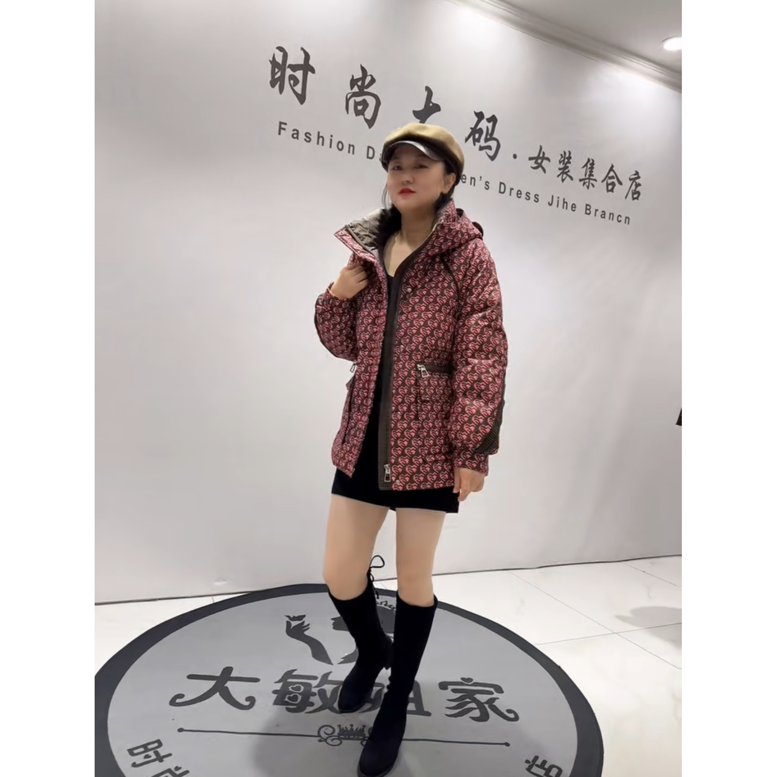 9825芮娜依莲冬新款加肥加大码女装通勤立体剪裁连帽保暖羽绒服