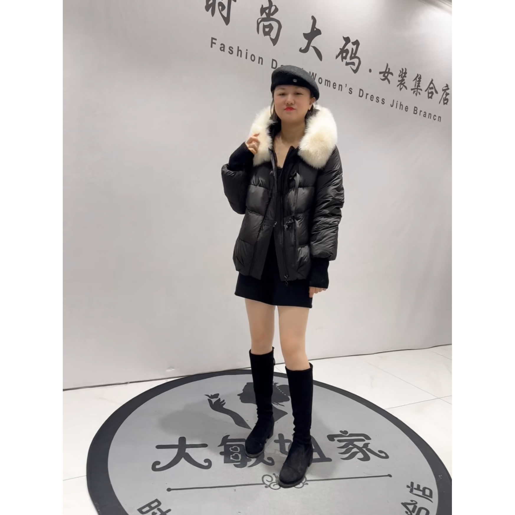 9502芮娜依莲冬新款加肥大码女装通勤立体剪裁毛领加厚90绒羽绒服