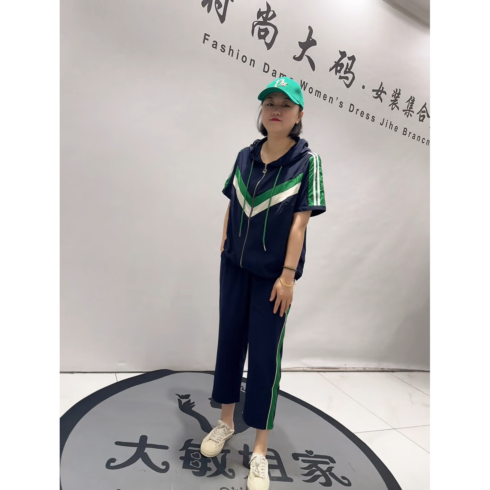 5738芮娜依莲夏季新款加肥大码女装立体剪裁连帽速干料两件套装