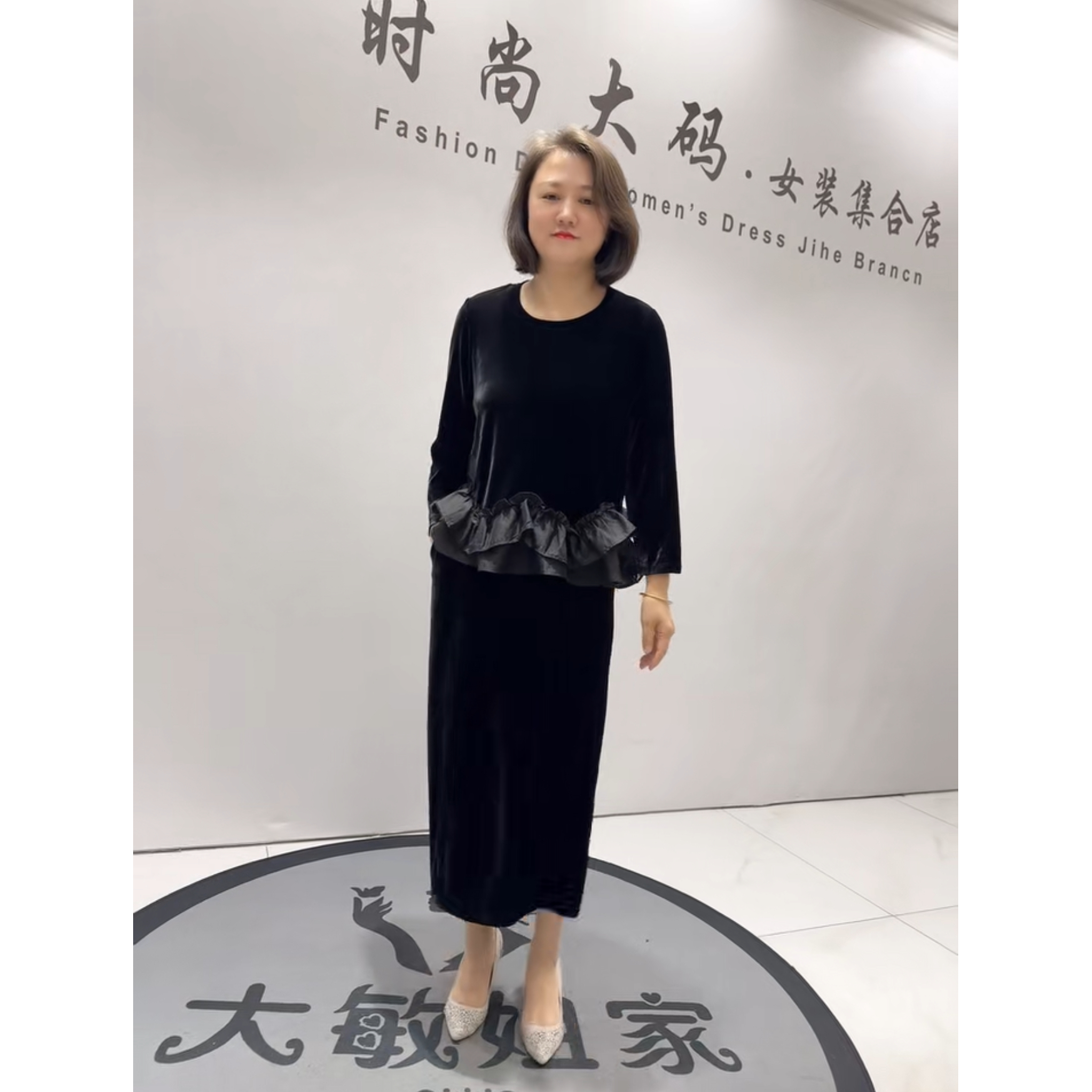 6396女权贵族秋冬新款加肥加大码女装通勤立体剪裁植绒丝绒连衣裙
