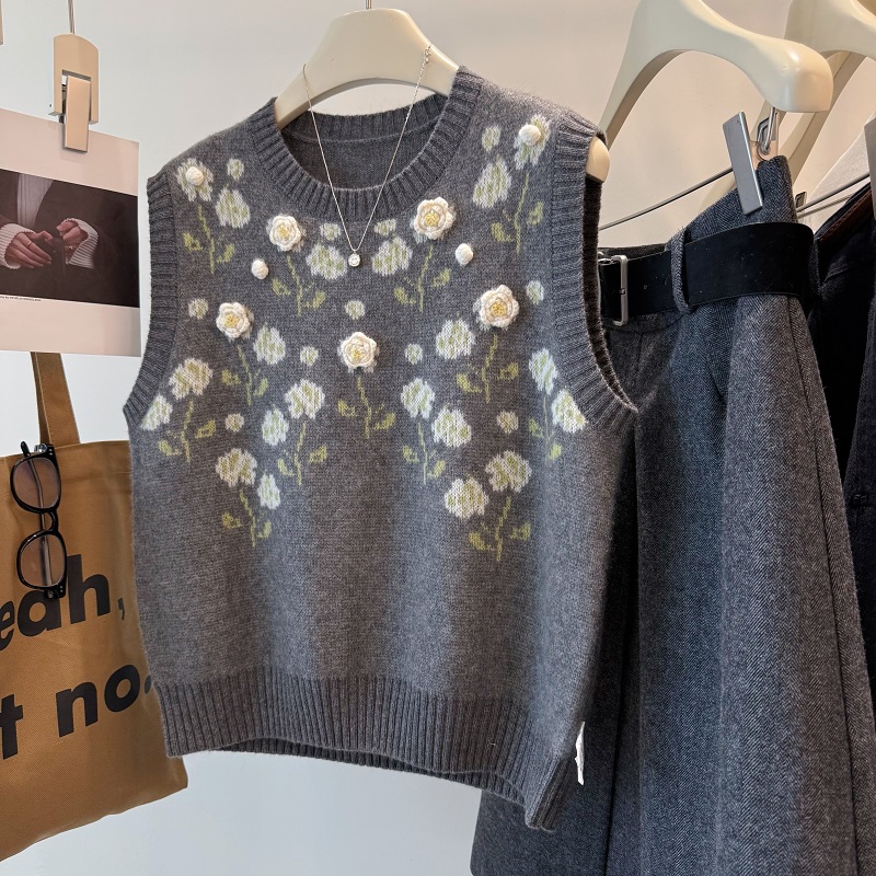 重工立体山茶花刺绣叠搭羊绒马夹