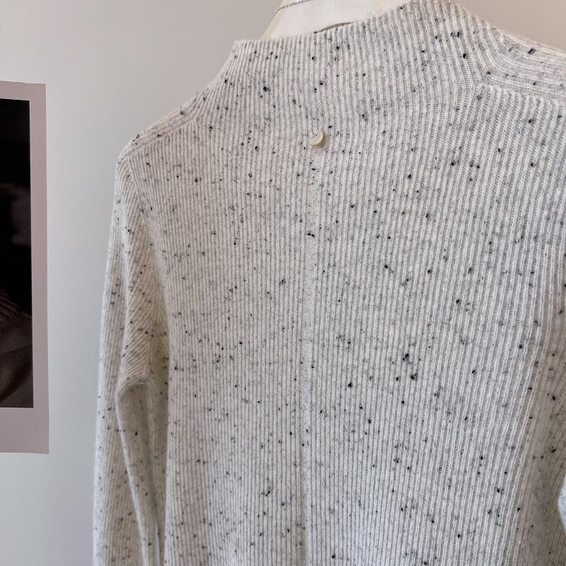 半高领后贝壳扣羊毛打底衫上衣