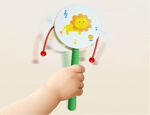 baby waved her rattle拨浪鼓新生婴儿可啃咬羊皮鼓面卖糖货郎鼓