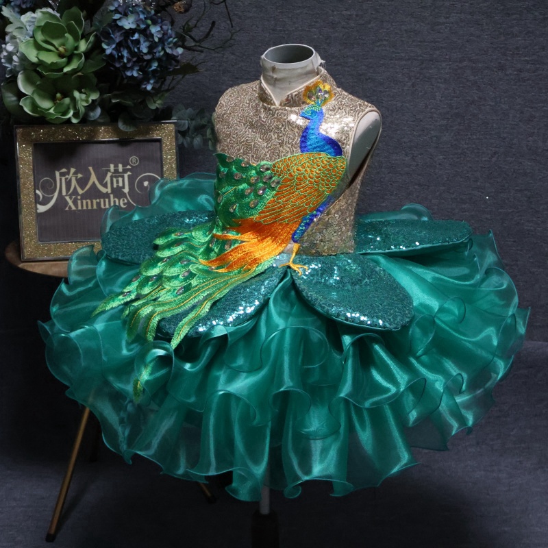 绿色孔雀公主裙车模摄影钢琴走秀