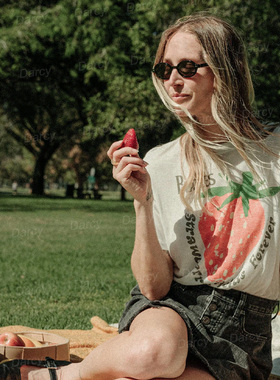 2026春夏法式慵懒老钱减龄草莓水果夏季休闲百搭柔软字母ins女T恤