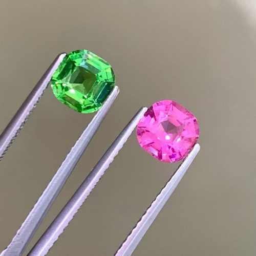 2.13克拉天然尖晶石沙弗莱耳钉