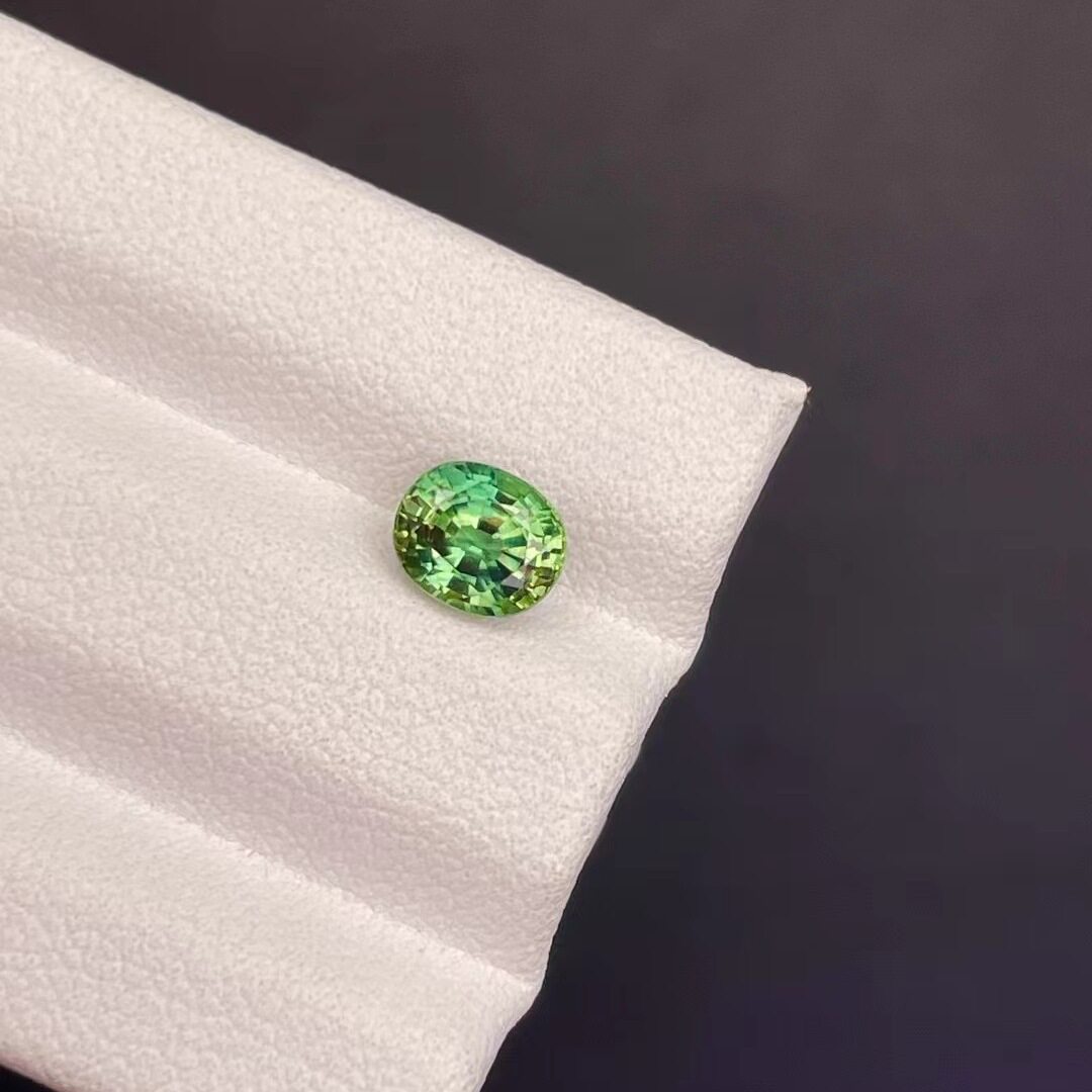 小精品1.15克拉IGS天然无烧青绿色蓝宝石戒面晶体干净珠宝裸石