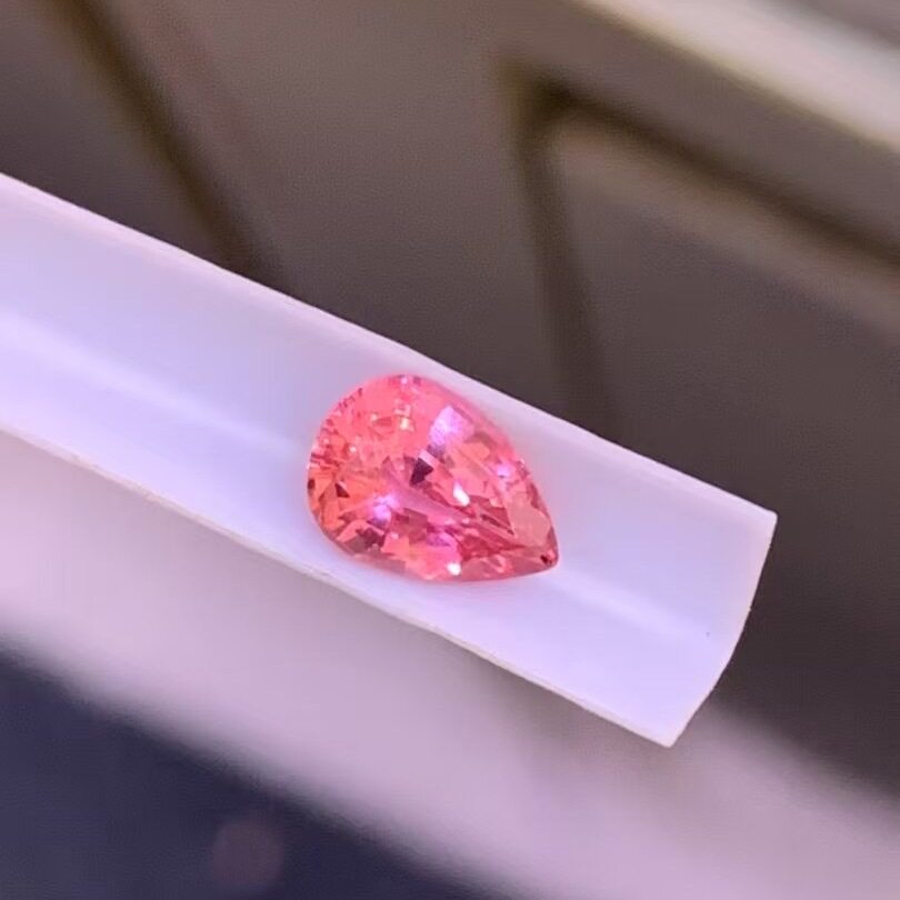1.08克拉天然无烧帕帕拉恰蓝宝石莲花刚玉水滴形粉橙色GUILD证书