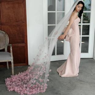 粉色花瓣拖尾复古新娘高端欧式婚礼拍照新娘头纱