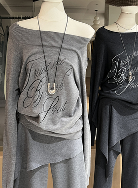灰色一字肩针织衫女秋季显瘦字母印花长袖宽松露肩纯欲设计感上衣