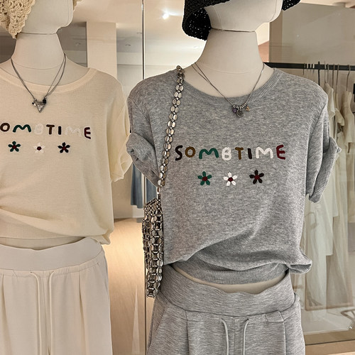 韩系小花刺绣显瘦减龄短袖针织衫