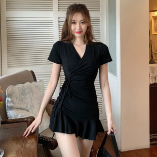 赫本风心机小黑裙女2026夏季新款气质显瘦修身V领性感时尚连衣裙