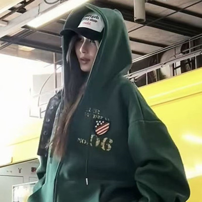 设计感刺绣印花连帽短款卫衣女