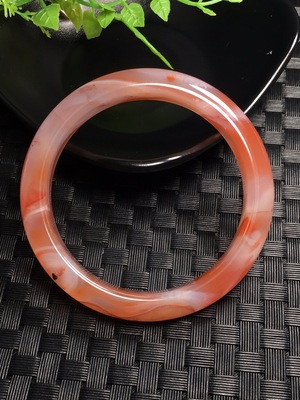 天然川料南红冰飘手镯 颜色油润玉质细腻 内径55.6毫米 重40.46克