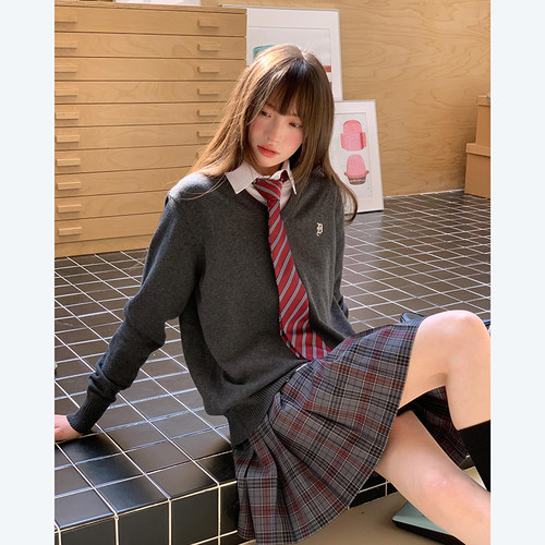 碳灰色针织V领套头毛衣女