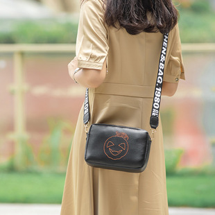 字母肩带相机包2023新潮款时尚简约纯色简笔画笑脸印花逛街斜挎包