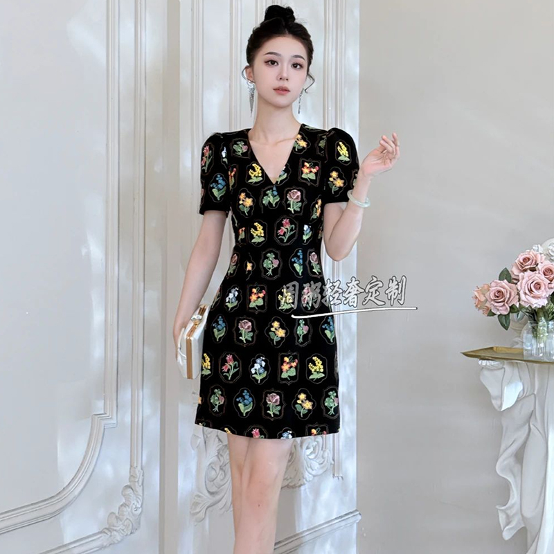 刺绣印花赫本风黑色连衣裙女夏季高腰显瘦小个子V领a字短裙小黑裙