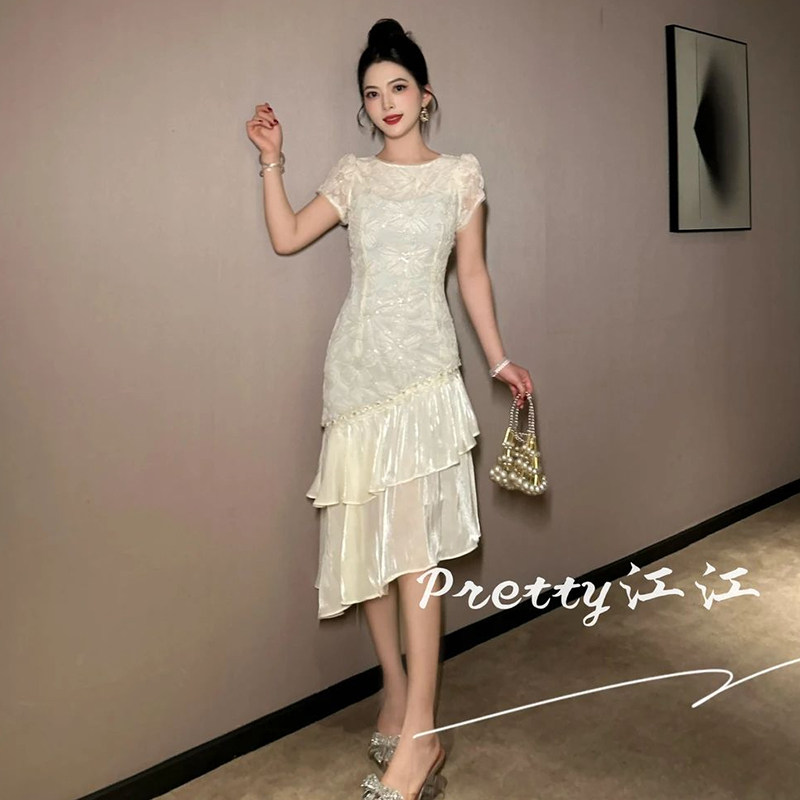 初恋约会小香风连衣裙女装2026新款刺绣国风不规则拼接荷叶边裙子