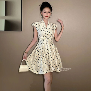 V领a字裙夏季 欧洲站收腰显瘦小个子波点连衣裙小众轻奢千金风无袖