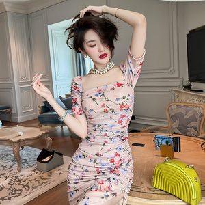 梨形身材穿搭小个子显高碎花连衣裙新款又a又飒褶皱修身茶歇裙女