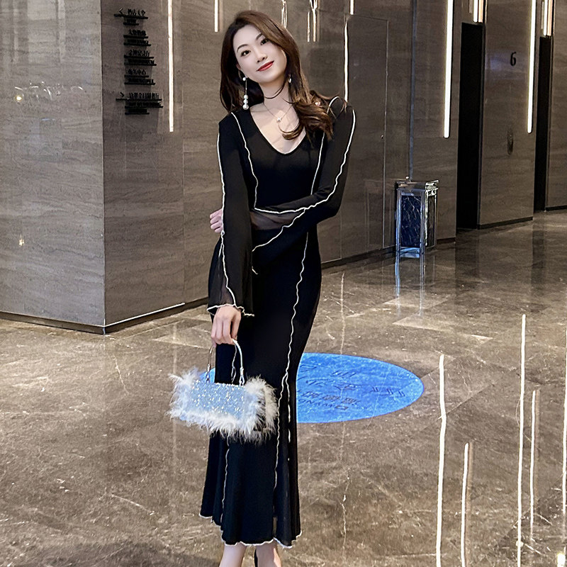 黑色赫本风包臀鱼尾连衣裙2026新款名媛气质喇叭袖修身长款针织裙