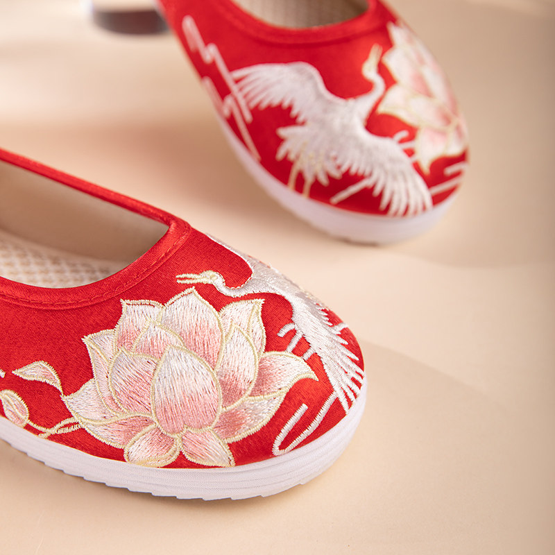 SANKENG GIRL AUTUMN ORIGINAL ANCIENT STYLE ROUND TOE FLAT BOTTOM CHINESE RED NOT TIRED FOOT EMBROIDERY CHINESE STYLE WEDDING SHOES EMBROIDERED SHOES