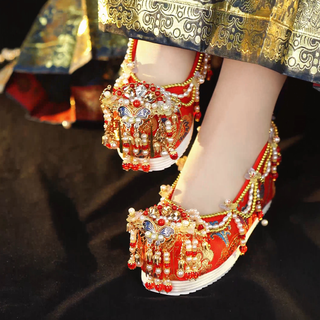 明制重工婚鞋凤冠霞帔