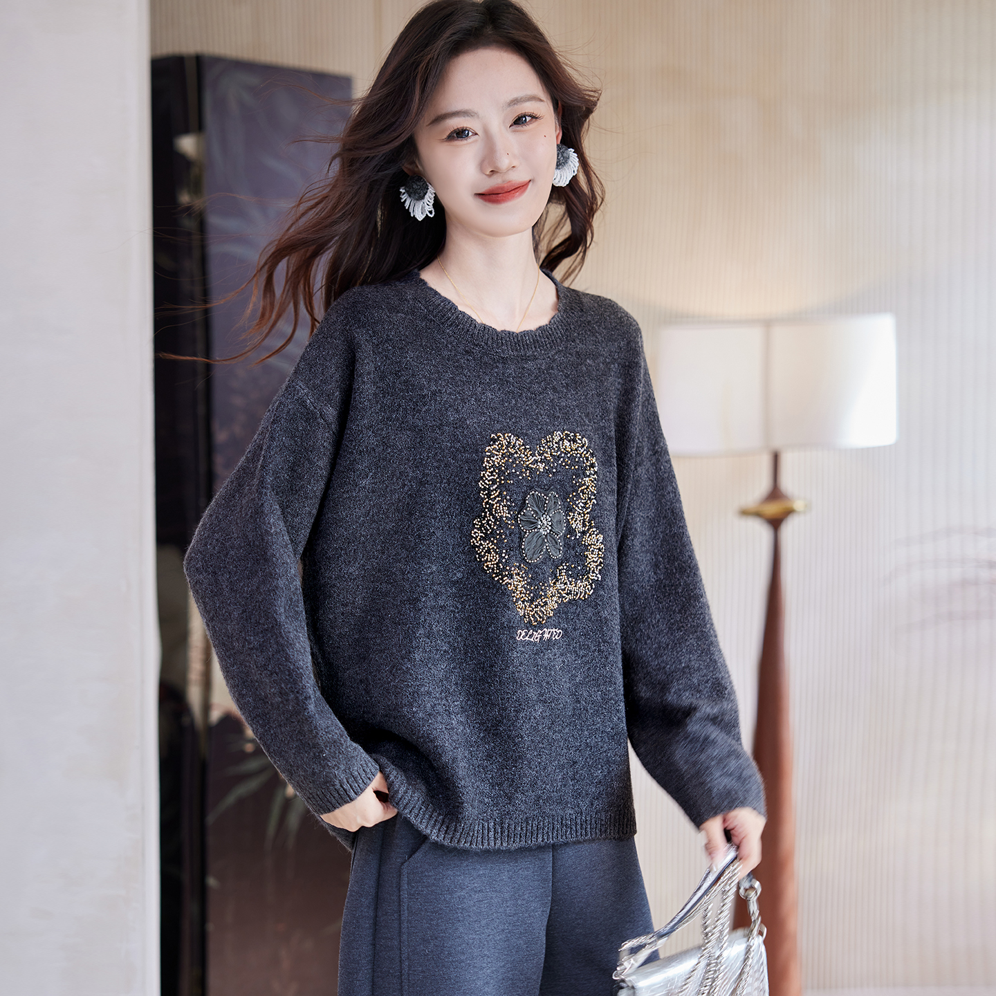 宝诗黎圆领刺绣钉珠毛衣