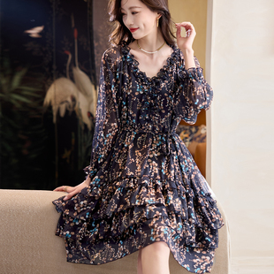 宝诗黎V领亮丝印花连衣裙2026春季 宽松洋气休闲系带收腰雪纺裙