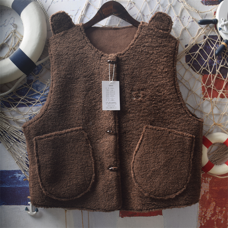 小熊刺绣皮毛一体羊羔毛马甲少女