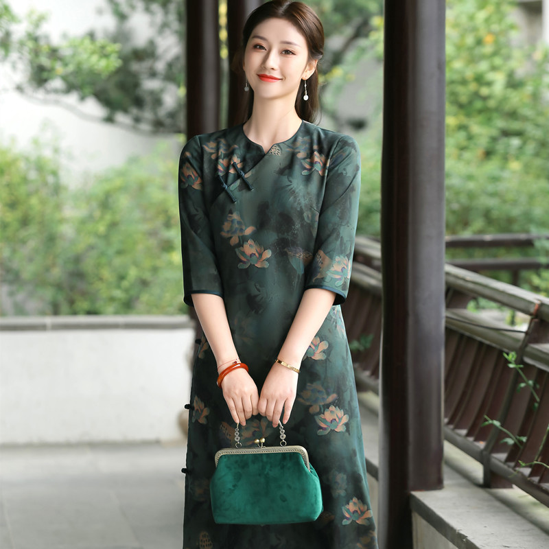 2025新款真丝绢纺香云纱旗袍长款改良连衣裙简约款小V领袍子原创