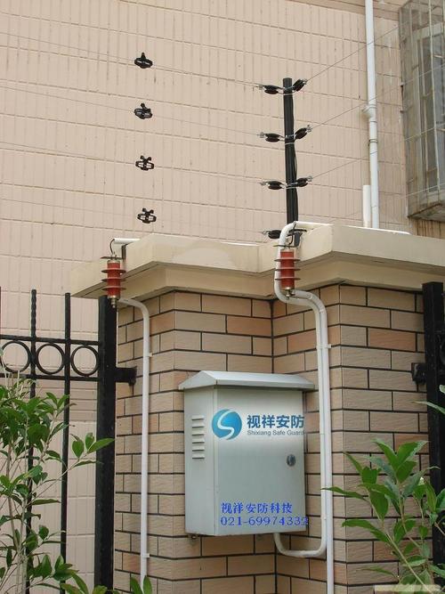 电子围栏安装在围墙上