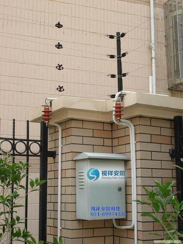 电子围栏安装在围墙上