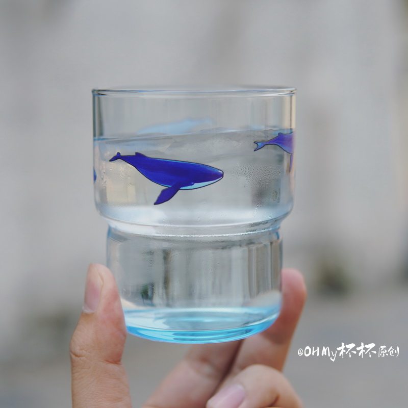 手里的深海鲸鱼海洋杯网红蓝色咖啡杯ins玻璃杯野餐水杯300ml