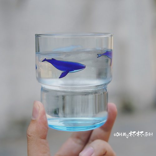 手里的深海鲸鱼海洋杯网红蓝色咖啡杯ins玻璃杯野餐水杯300ml
