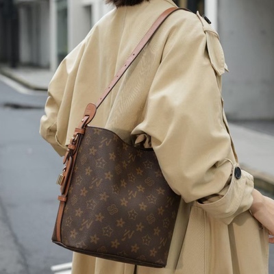 包包2025新款allinbb复古老花大号水桶包通勤单肩斜挎大容量女包