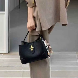 女包2026新款时尚横版水桶包简约韩范单肩斜挎气质潮小手拎包包
