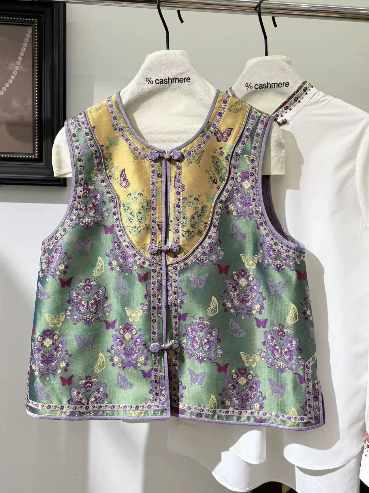 秀而高端2026早春新款新中式国风盘扣真丝刺绣提花马甲背心上衣女