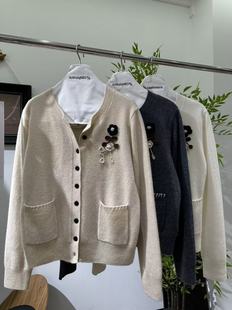 減齡針織開(kāi)衫 立體花刺繡顯瘦圓領(lǐng)長(zhǎng)袖 2025早秋新款