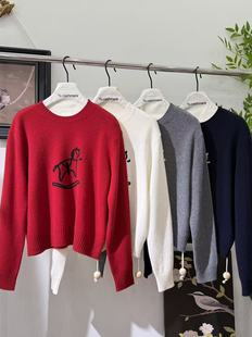 秀而高端2026早春新款圆领简约小马刺绣设计感简约山羊绒针织衫