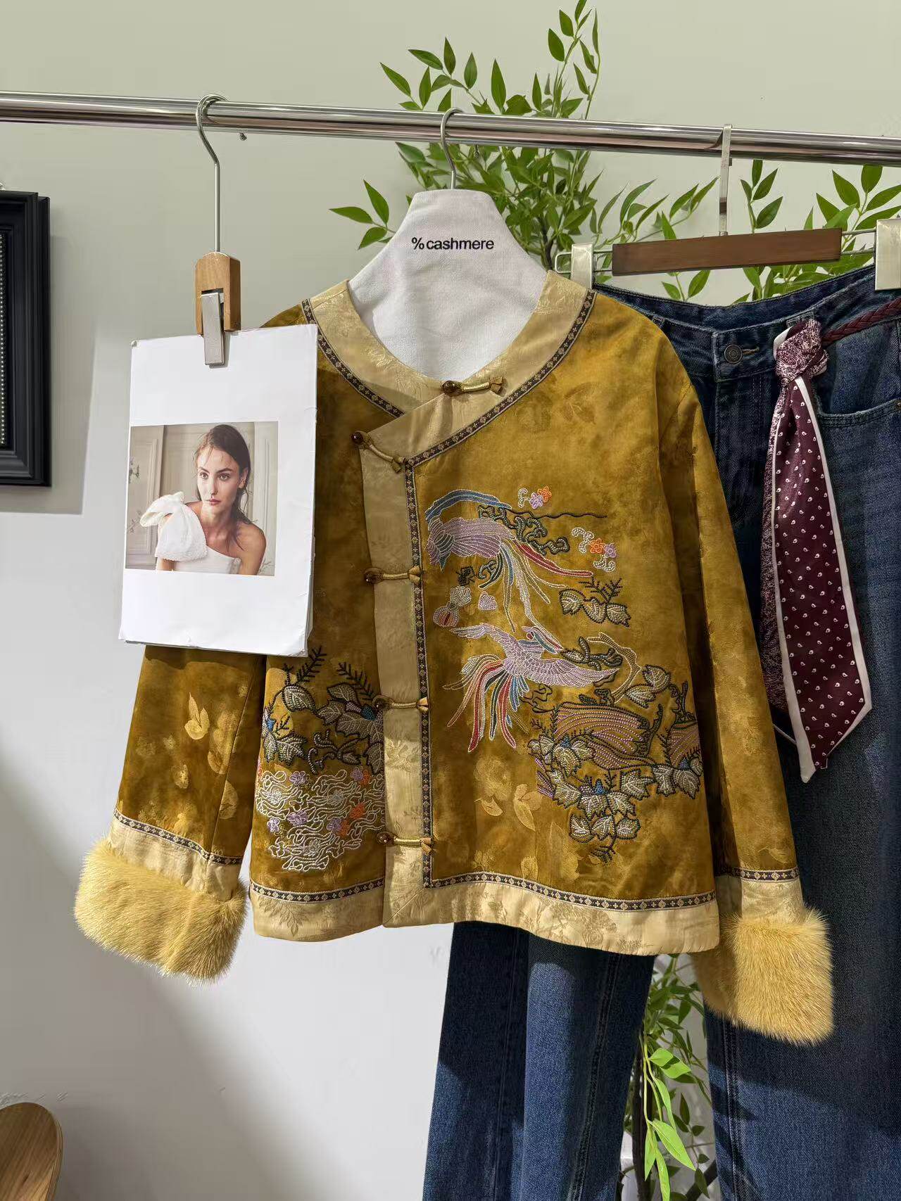 2025秋冬新款圆领立体刺绣花朵减龄袖口拼水貂棉服