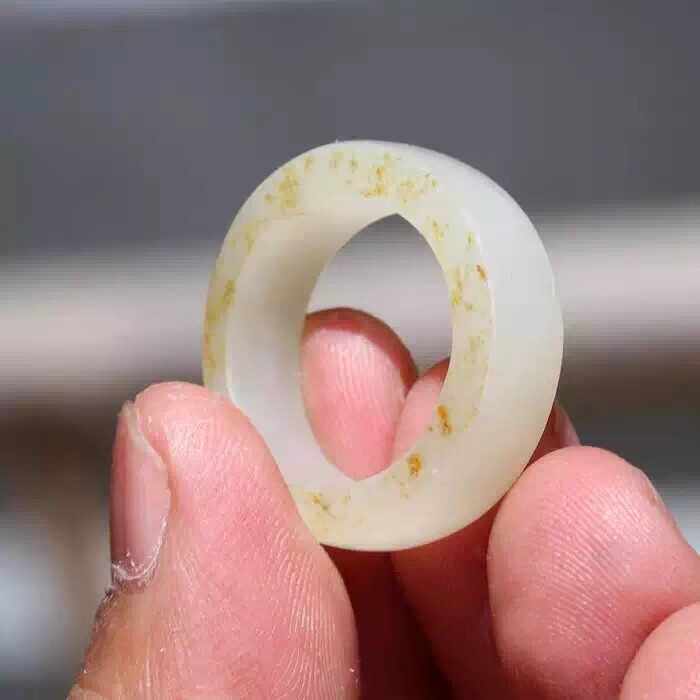 【小胡子玉器】和田玉 籽料 洒金皮 原毛孔 白玉 17.8mm 指环