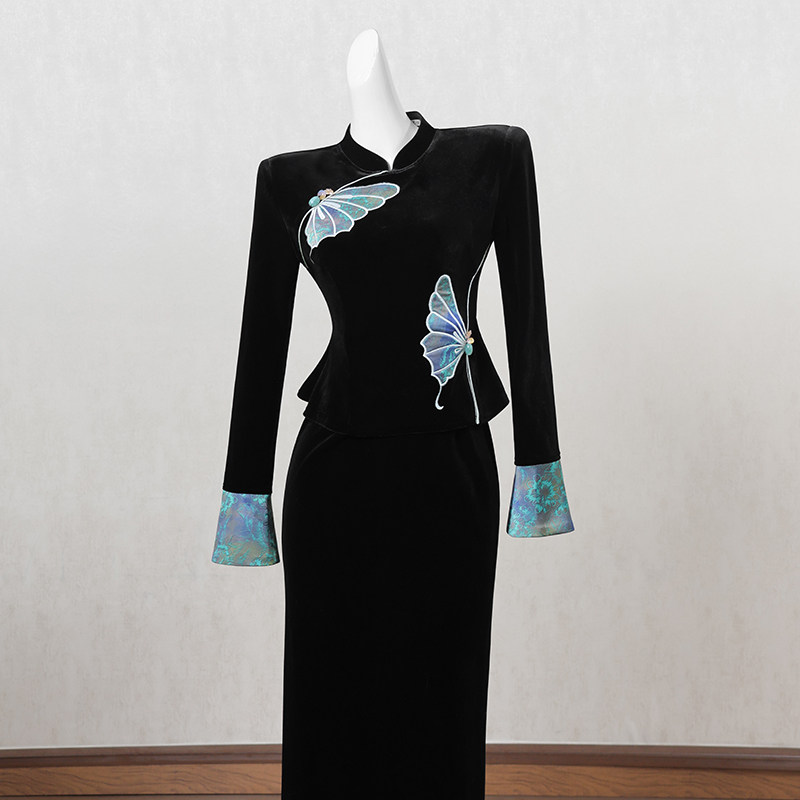 新中式国风改良旗袍连衣裙女冬季长裙蝴蝶刺绣设计感高端礼服裙子