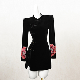 黑色新中式国风套装女2025年冬季新款刺绣设计感上衣+短裤两件套